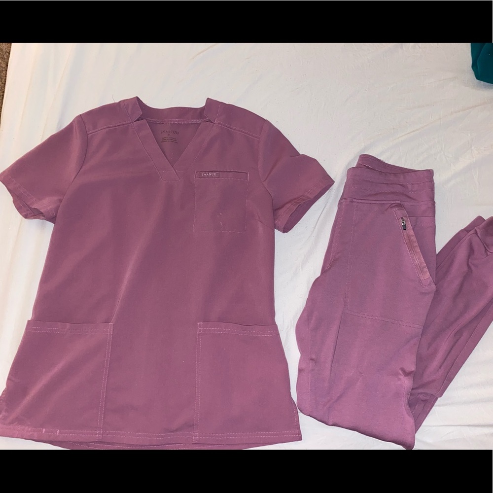 Jaanuu scrub set in muave